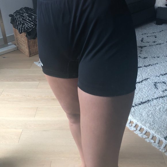 Women's ASICS Bike Shorts Size Medium - Picture 3 of 3